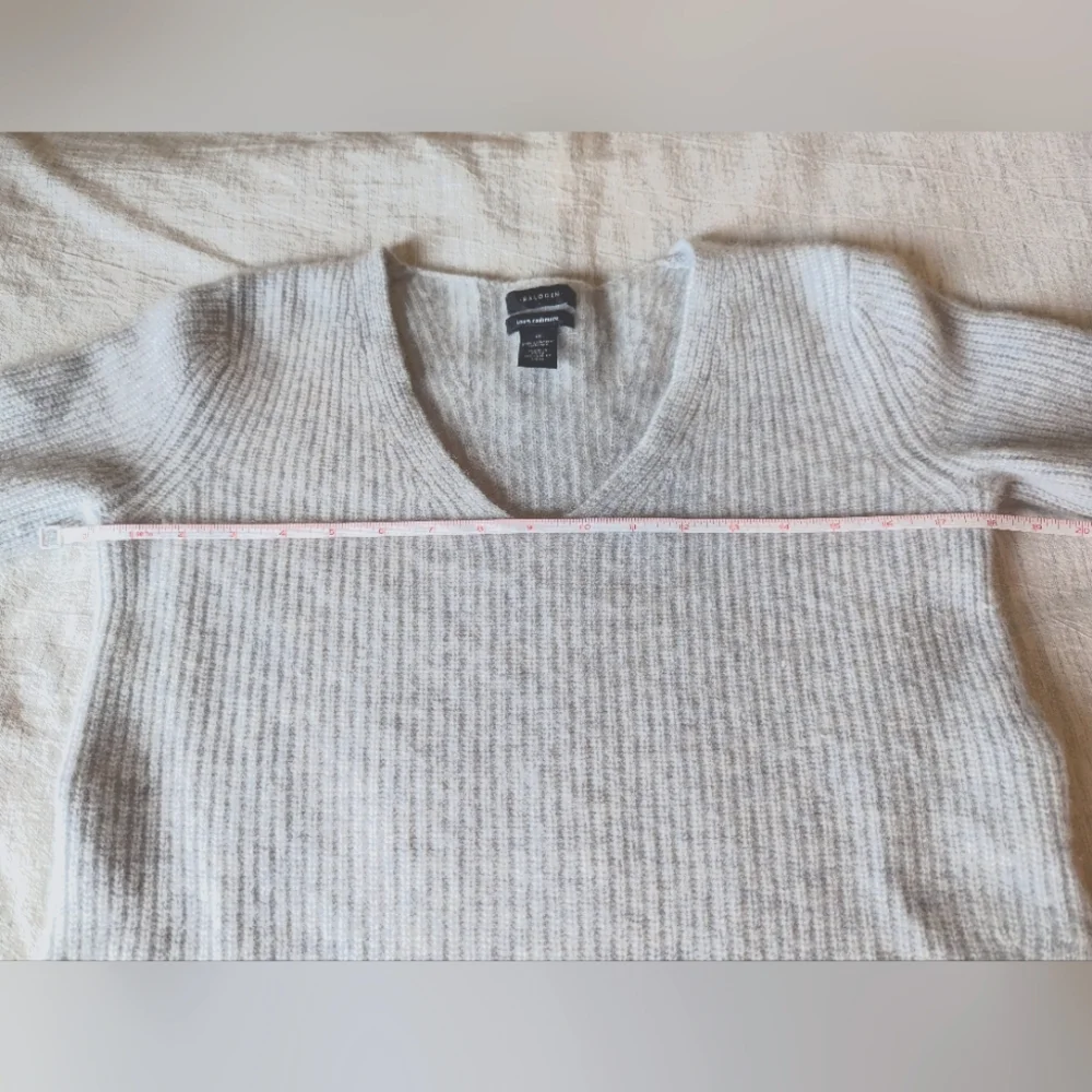 *HALOGEN* V-Neck 100% Cashmere Sweater w/ Side Slit Tie Heather Gray, Medium EUC - Picture 5 of 11